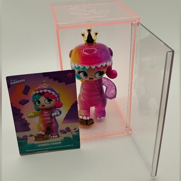 XOX KWEENIE KWEEN of RAWR Rainbow Figurine With Card& Collectors Case - Picture 1 of 3